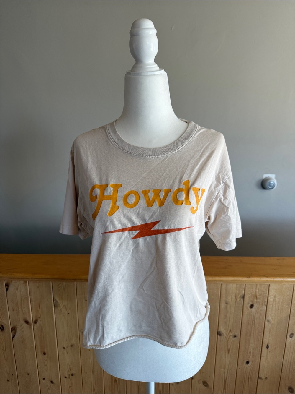 Howdy Graphic Crop Tee - Cream with Orange Print
